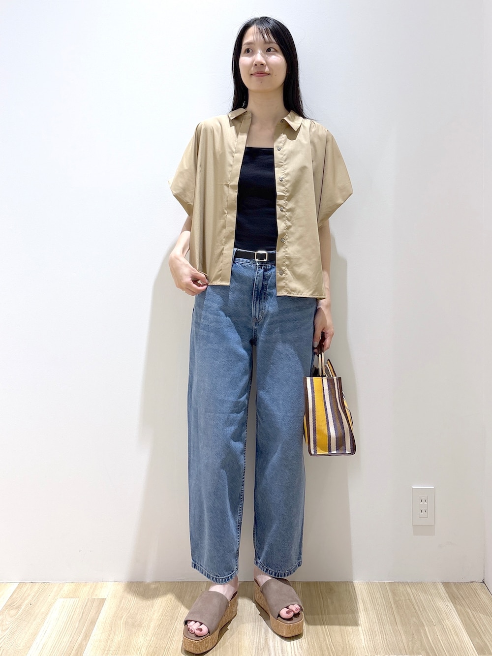ベージュ系のシャツ/ブラウス、ブラック系のタンクトップ、ブルー系のデニムパンツを着用したレディースの夏コーディネートの9枚目の写真