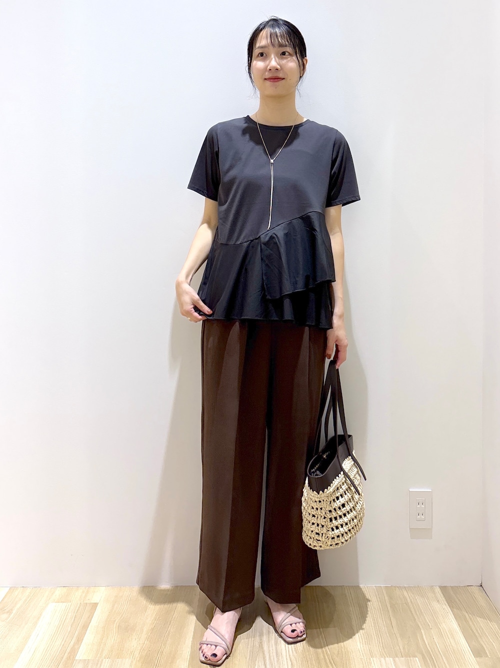 ブラック系のTシャツ/カットソー、ブラウン系のその他パンツ、ブラウン系のトートバッグを着用したレディースの夏コーディネートの8枚目の写真