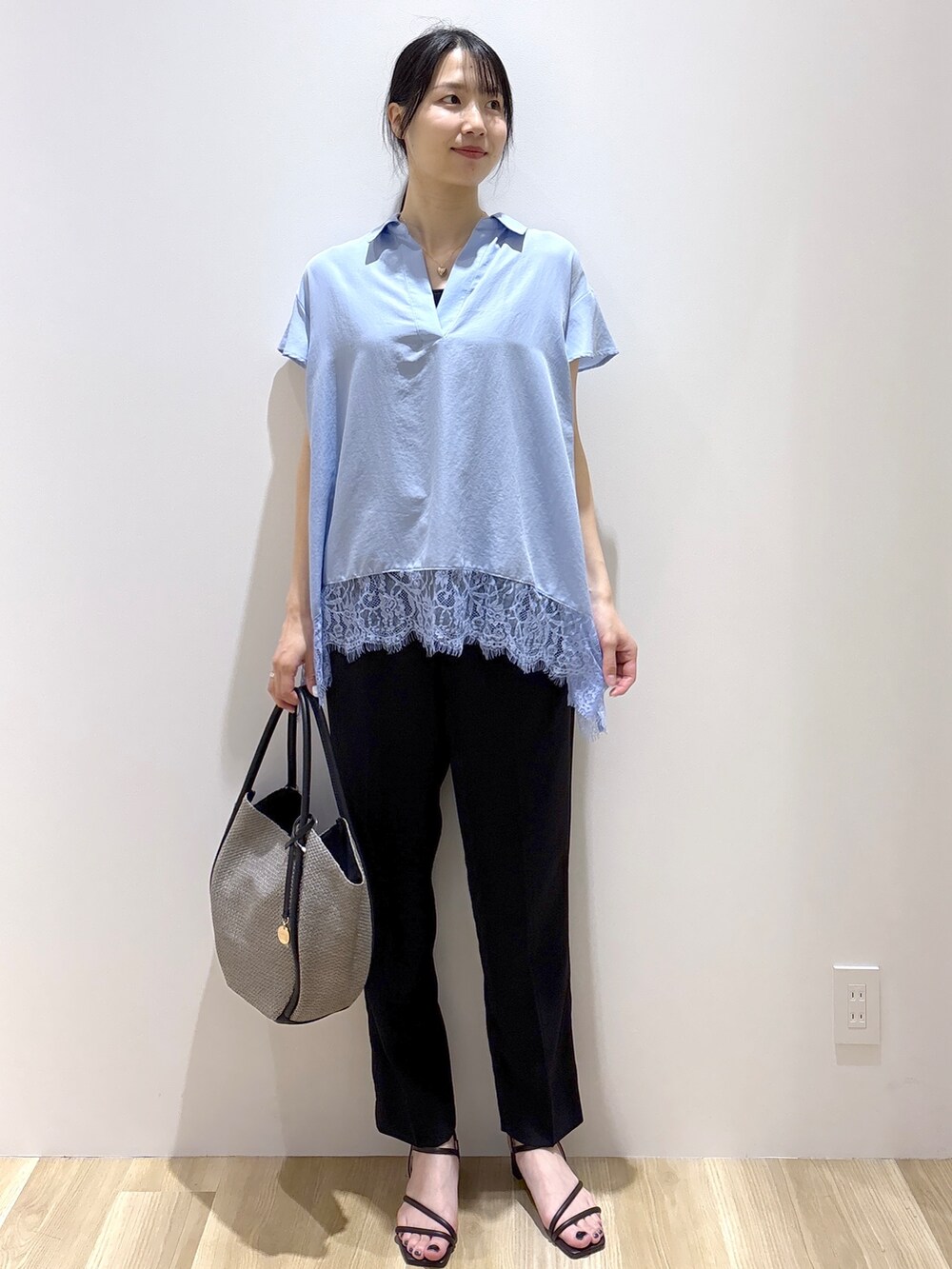 ブルー系のシャツ/ブラウス、ブラック系のその他パンツ、グレー系のトートバッグを着用したレディースの春コーディネートの5枚目の写真