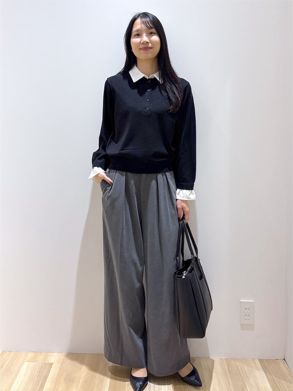 ブラック系のニット/セーター、グレー系のその他パンツ、ブラック系のトートバッグを着用したレディースの秋コーディネートの9枚目の写真