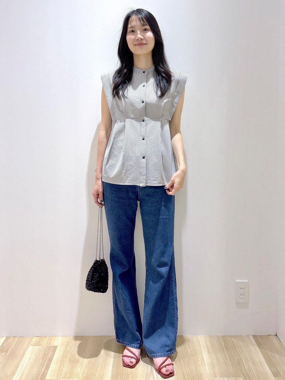 ホワイト系のシャツ/ブラウス、ブルー系のデニムパンツ、ブラック系のショルダーバッグを着用したレディースの夏コーディネートの8枚目の写真