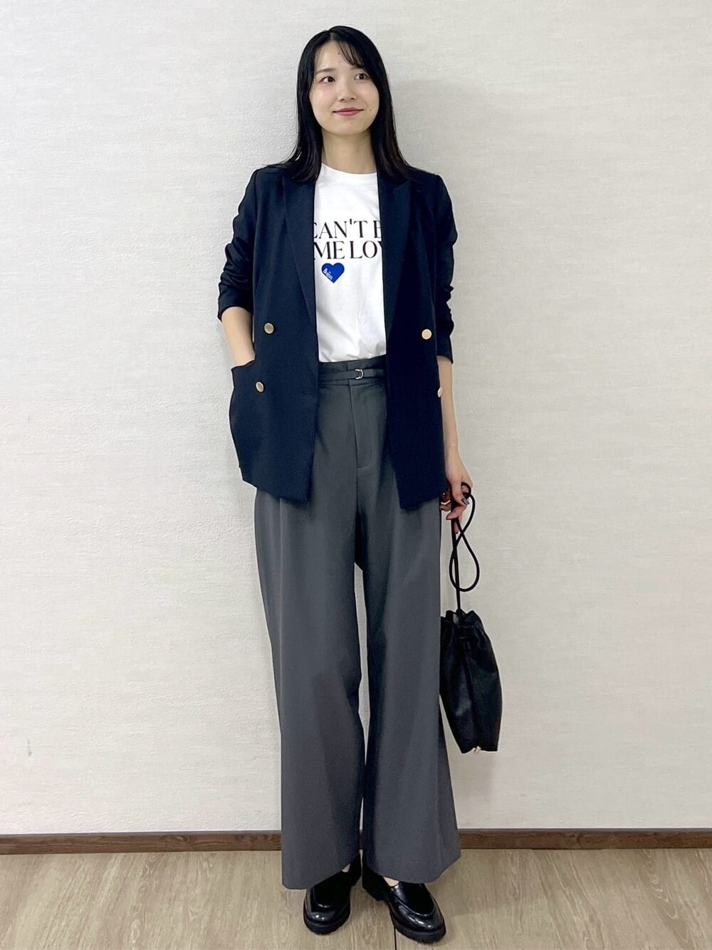 ホワイト系のTシャツ/カットソー、グレー系のその他パンツ、ブラック系のショルダーバッグを着用したレディースの秋コーディネートの10枚目の写真