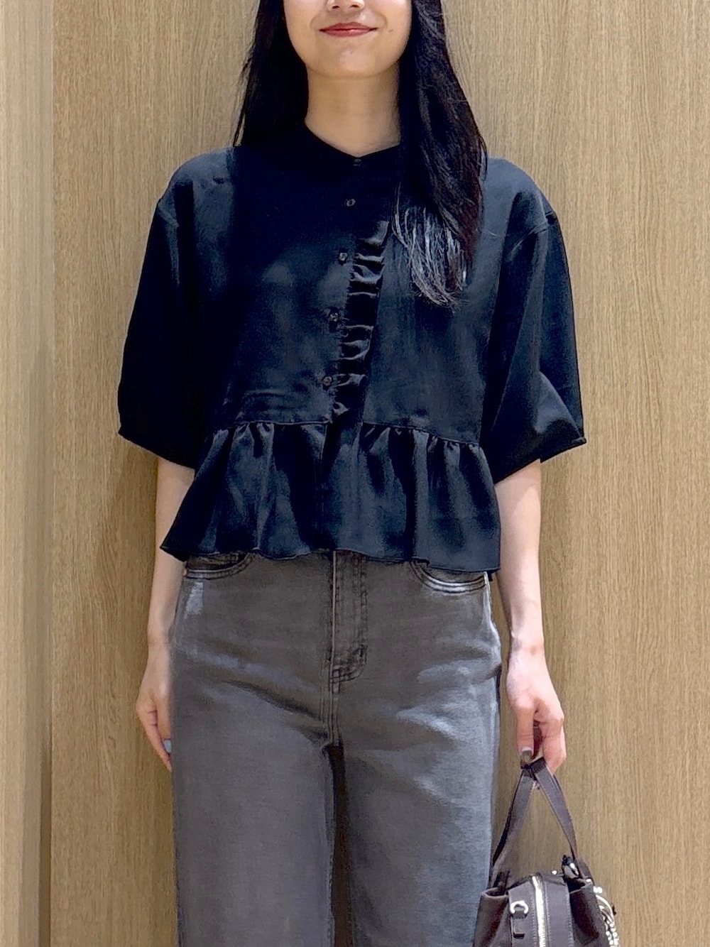 ブラック系のシャツ/ブラウス、ブラウン系のボストンバッグ、ブラック系のサンダルを着用したレディースの夏コーディネートの6枚目の写真