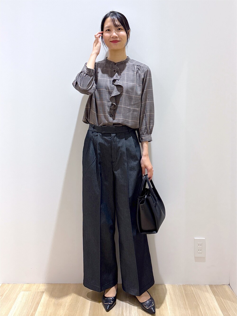 グレー系のシャツ/ブラウス、ブラック系のその他パンツ、ブラック系のトートバッグを着用したレディースの秋コーディネートの8枚目の写真