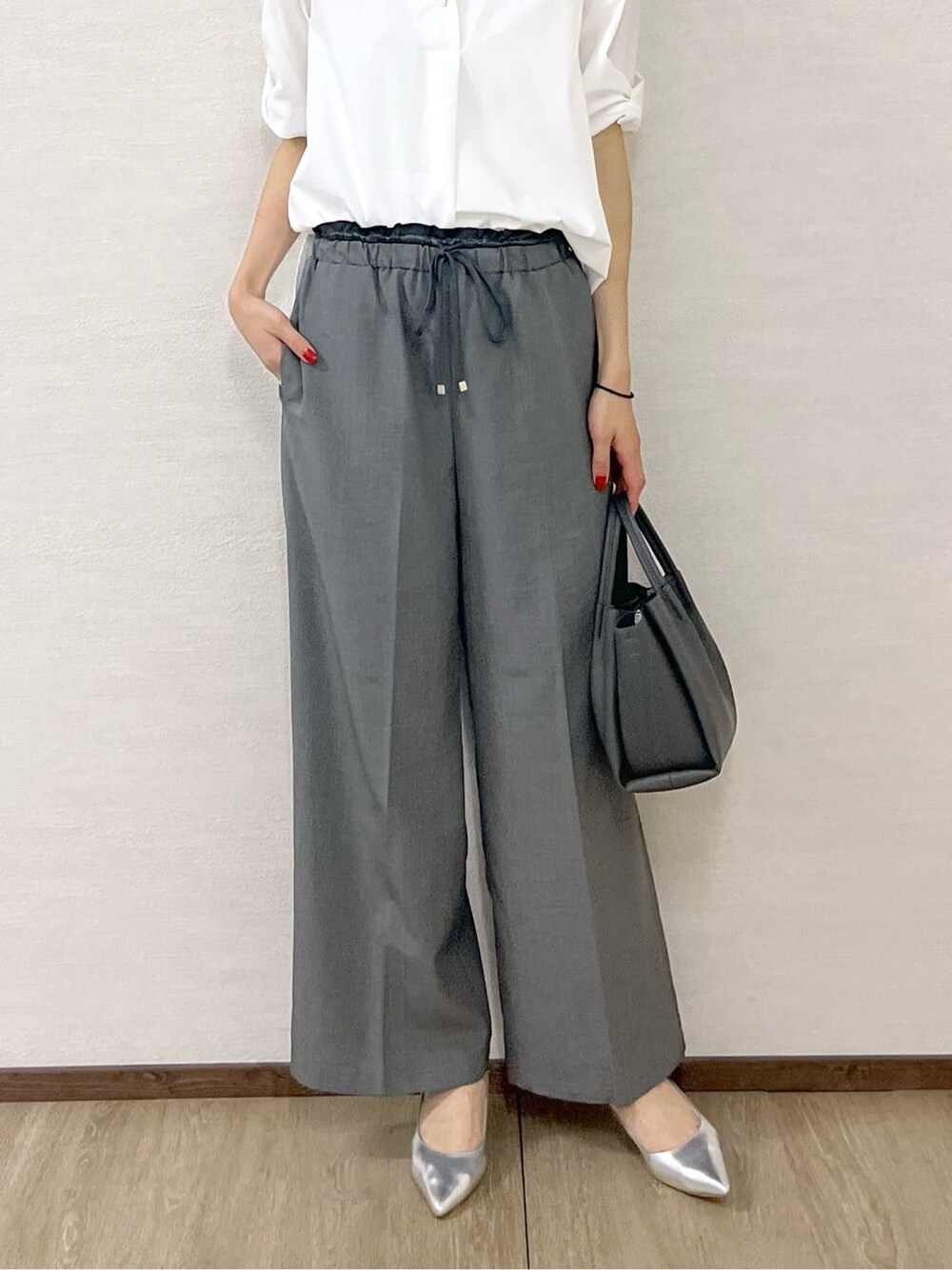 ホワイト系のシャツ/ブラウス、グレー系のその他パンツ、グレー系のショルダーバッグを着用したレディースの夏コーディネートの8枚目の写真