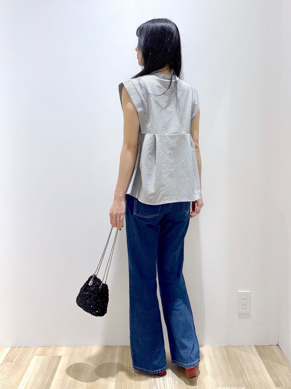 ホワイト系のシャツ/ブラウス、ブルー系のデニムパンツ、ブラック系のショルダーバッグを着用したレディースの夏コーディネートの3枚目の写真