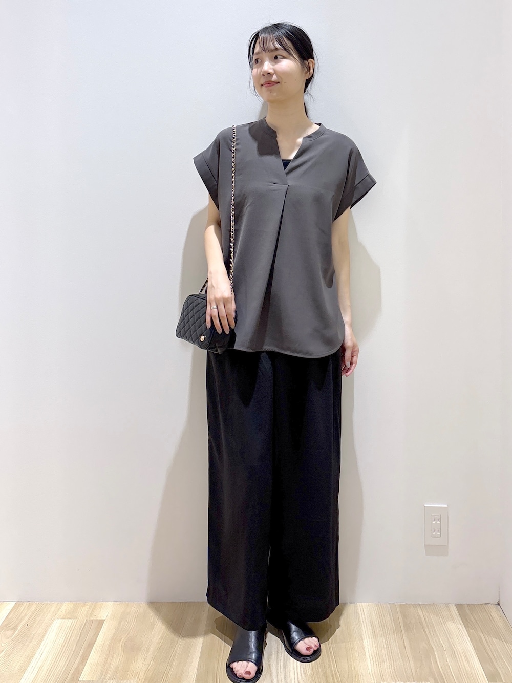 ブラック系のその他パンツ、ブラック系のショルダーバッグ、ブラック系のサンダルを着用したレディースの夏コーディネートの8枚目の写真