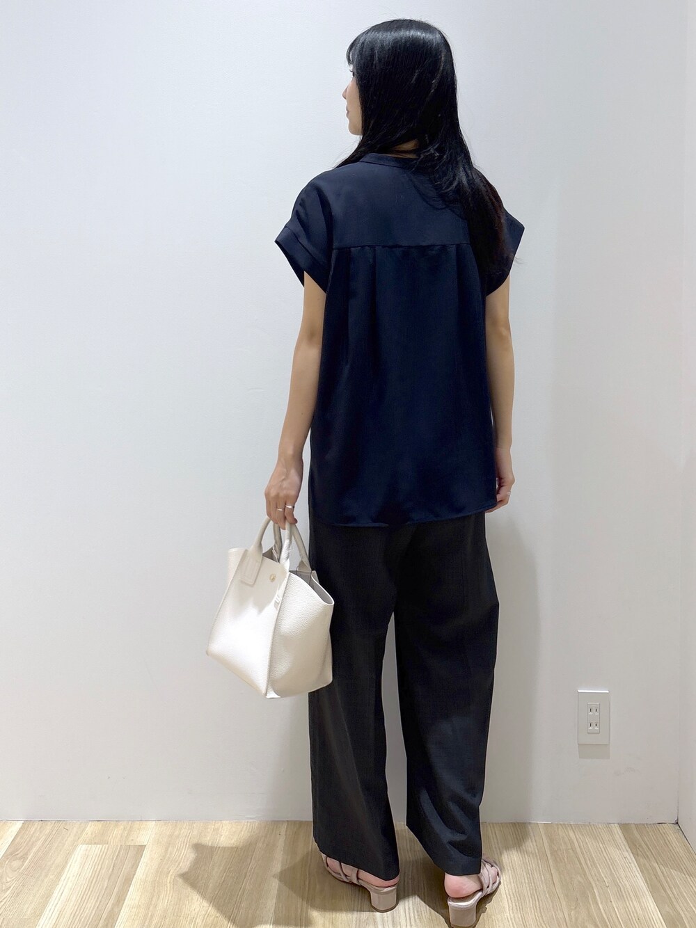 ブラック系のシャツ/ブラウス、グレー系のその他パンツ、ホワイト系のショルダーバッグを着用したレディースの夏コーディネートの4枚目の写真