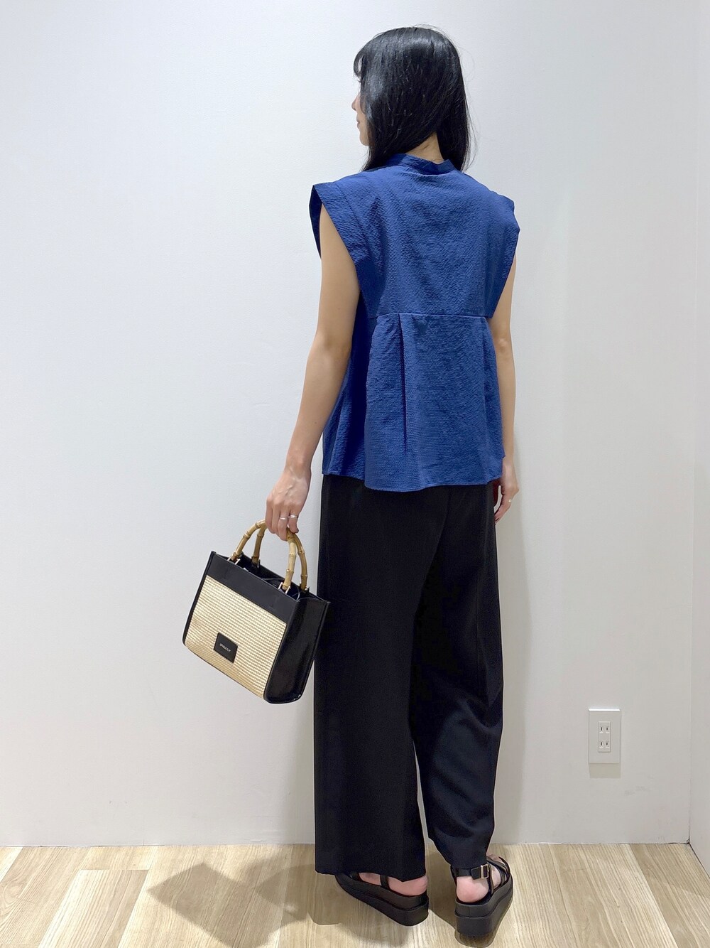 ブルー系のシャツ/ブラウス、ブラック系のその他パンツ、ブラック系のトートバッグを着用したレディースの夏コーディネートの4枚目の写真