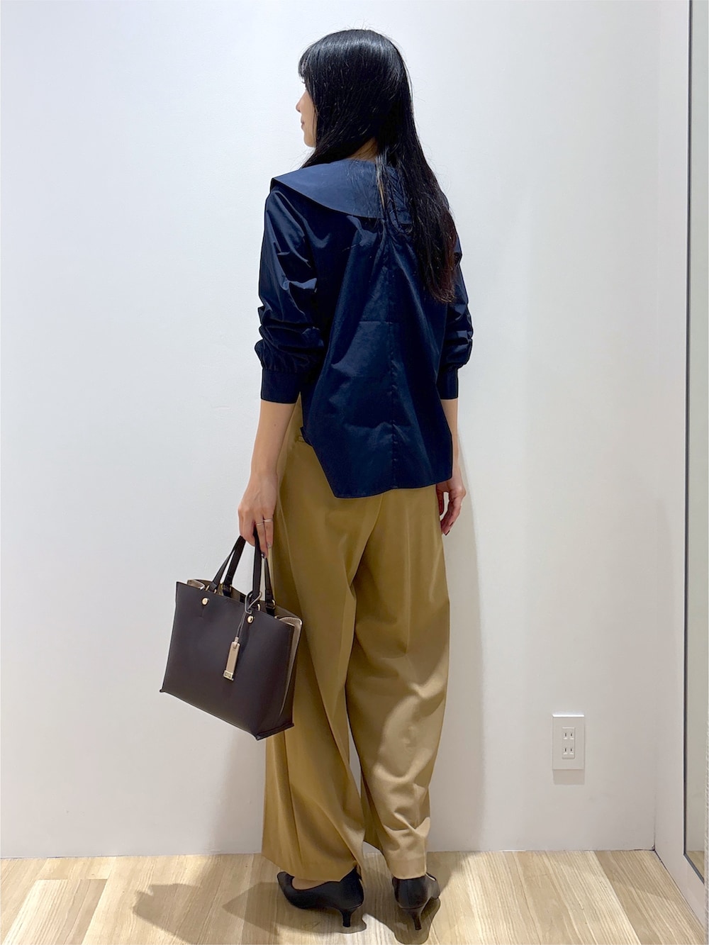 ブルー系のシャツ/ブラウス、イエロー系のその他パンツ、ブラウン系のトートバッグを着用したレディースの秋コーディネートの4枚目の写真