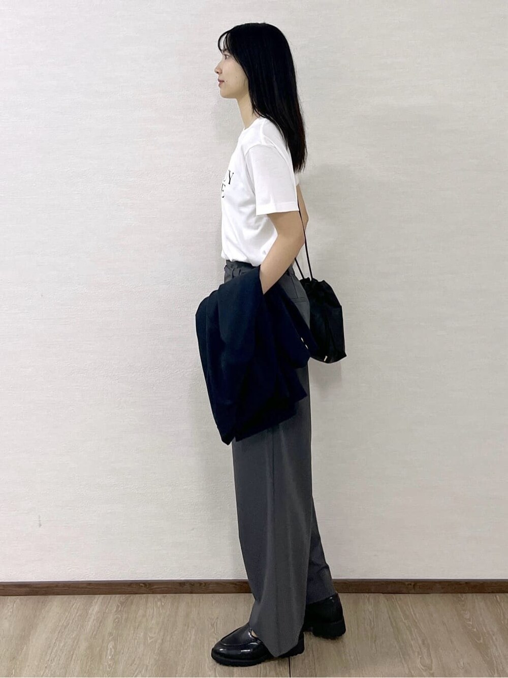 ホワイト系のTシャツ/カットソー、グレー系のその他パンツ、ブラック系のショルダーバッグを着用したレディースの秋コーディネートの3枚目の写真