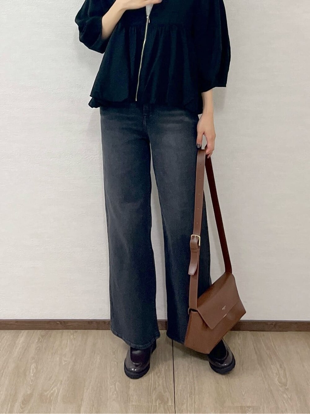 ブラック系のブルゾン、ホワイト系のTシャツ/カットソー、ブラック系のデニムパンツを着用したレディースの夏コーディネートの8枚目の写真