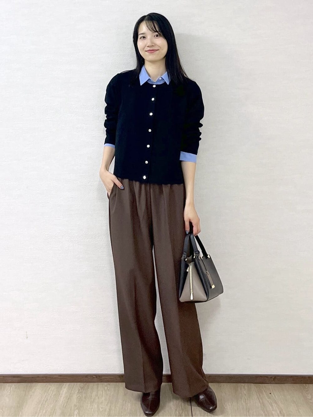 ブラック系のカーディガン/ボレロ、ブルー系のシャツ/ブラウス、ブラウン系のその他パンツを着用したレディースの秋コーディネートの8枚目の写真