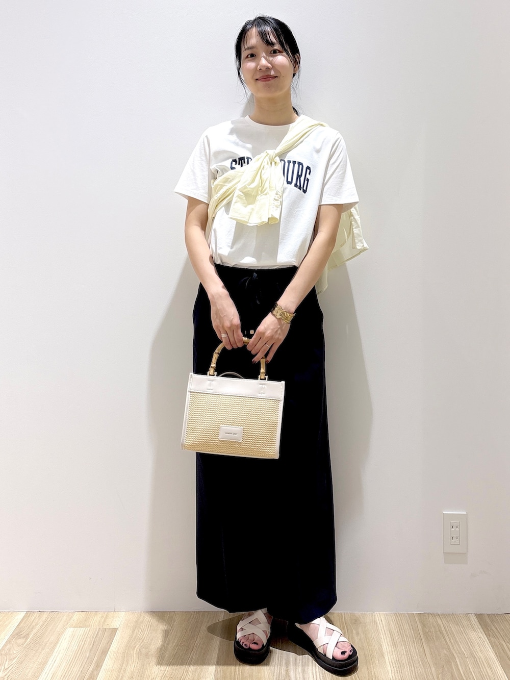 ホワイト系のシャツ/ブラウス、ホワイト系のTシャツ/カットソー、ブルー系のその他パンツを着用したレディースの夏コーディネートの2枚目の写真