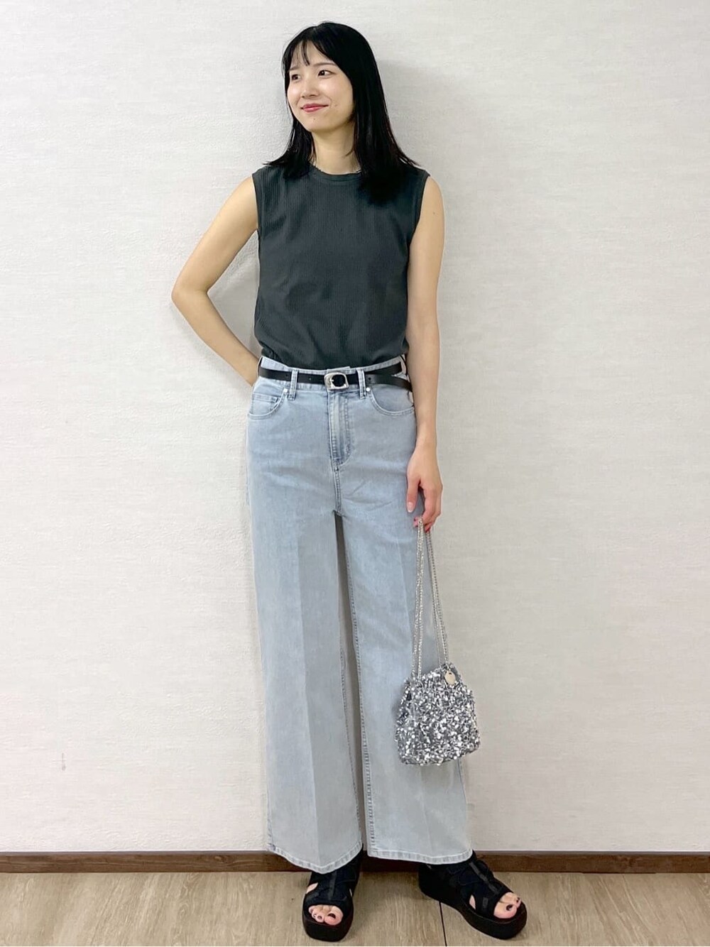 グレー系のTシャツ/カットソー、ブルー系のデニムパンツ、シルバー系のショルダーバッグを着用したレディースの夏コーディネートの7枚目の写真