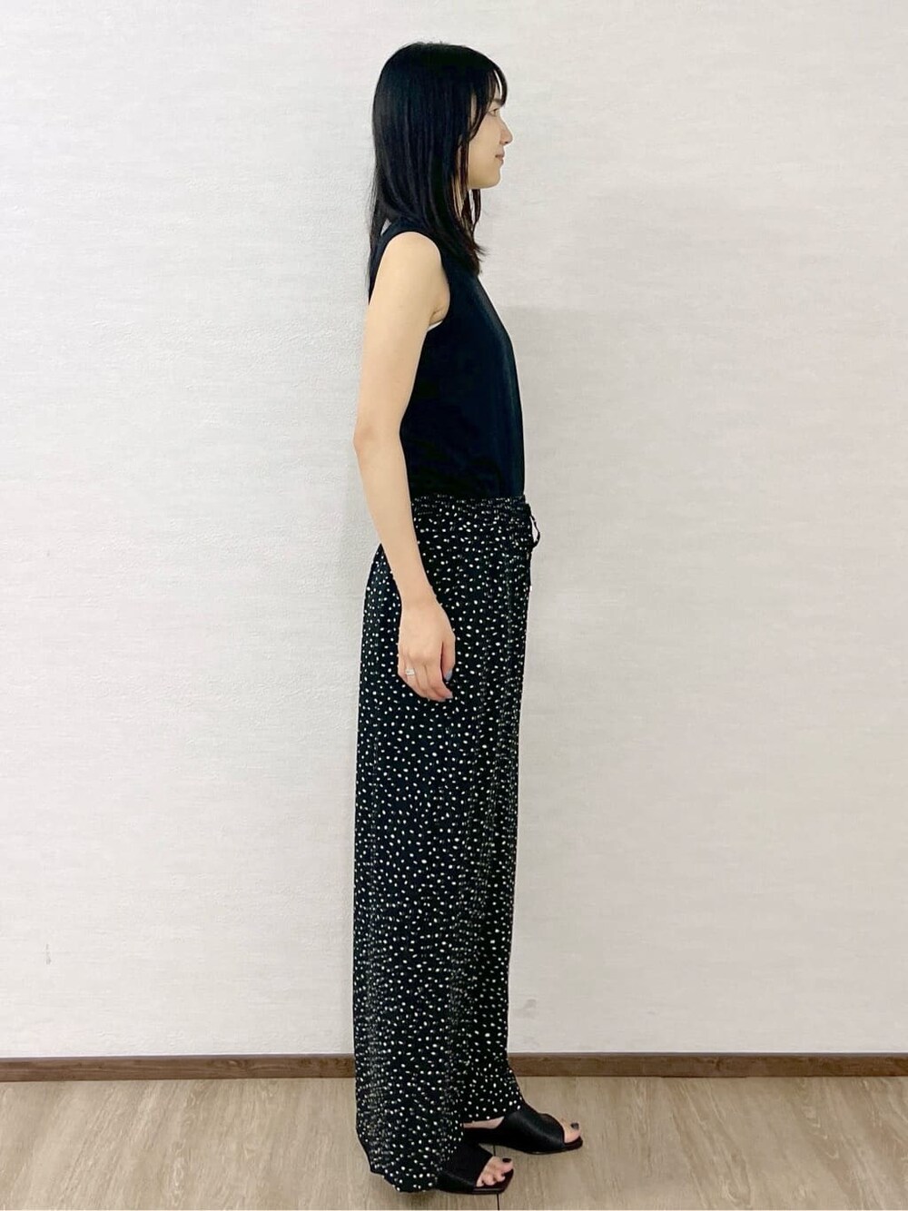 ブラック系のタンクトップ、ブラック系のその他パンツ、シルバー系のトートバッグを着用したレディースの夏コーディネートの5枚目の写真