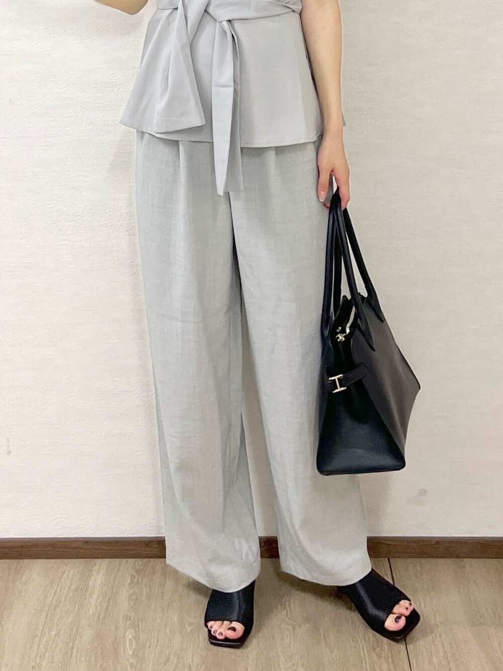 グレー系のTシャツ/カットソー、グレー系のその他パンツ、ブラック系のボストンバッグを着用したレディースの夏コーディネートの6枚目の写真