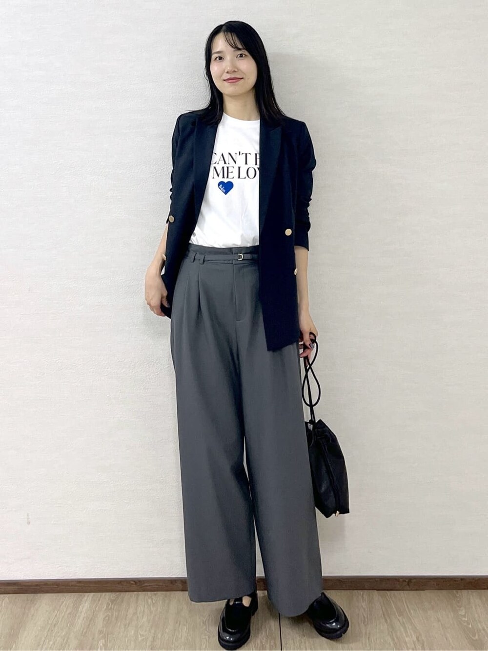 ブルー系のテーラードジャケット、ホワイト系のTシャツ/カットソー、グレー系のその他パンツを着用したレディースの秋コーディネートの2枚目の写真