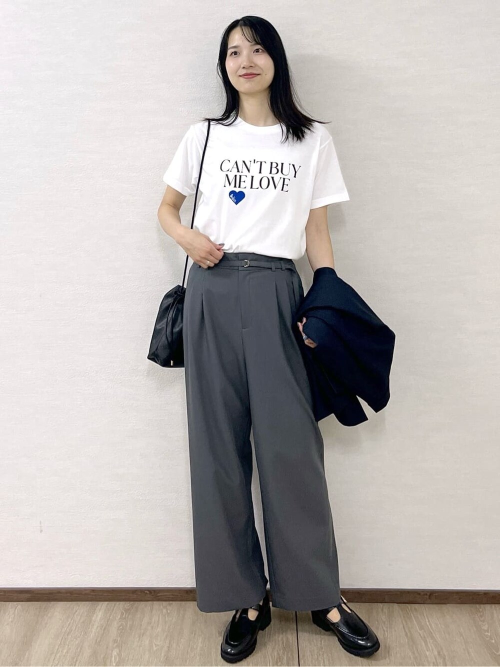 ホワイト系のTシャツ/カットソー、グレー系のその他パンツ、ブラック系のショルダーバッグを着用したレディースの秋コーディネートの9枚目の写真