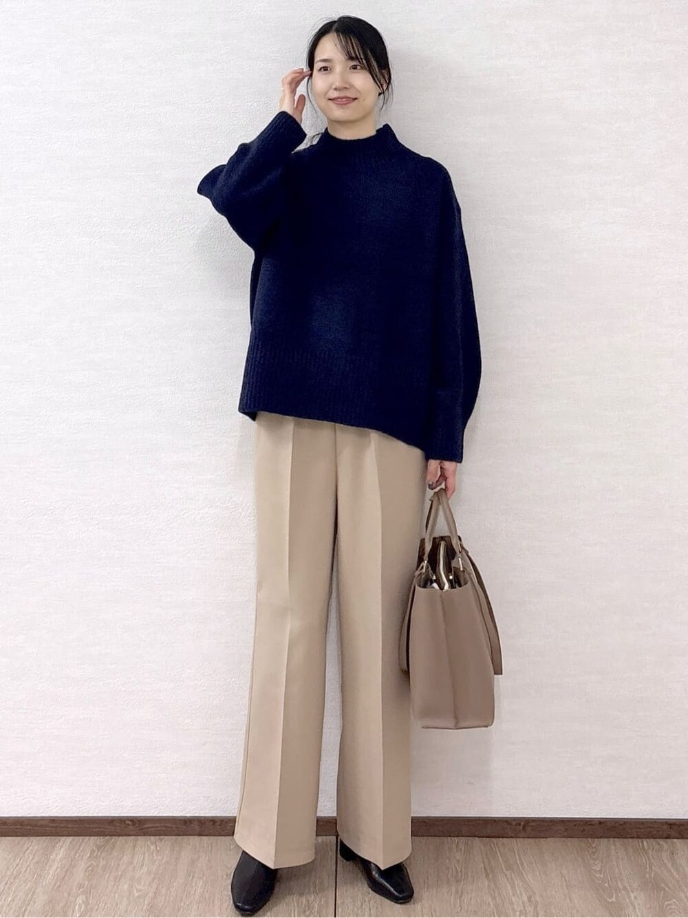 ブルー系のニット/セーター、ベージュ系のその他パンツ、ベージュ系のトートバッグを着用したレディースの冬コーディネートの8枚目の写真