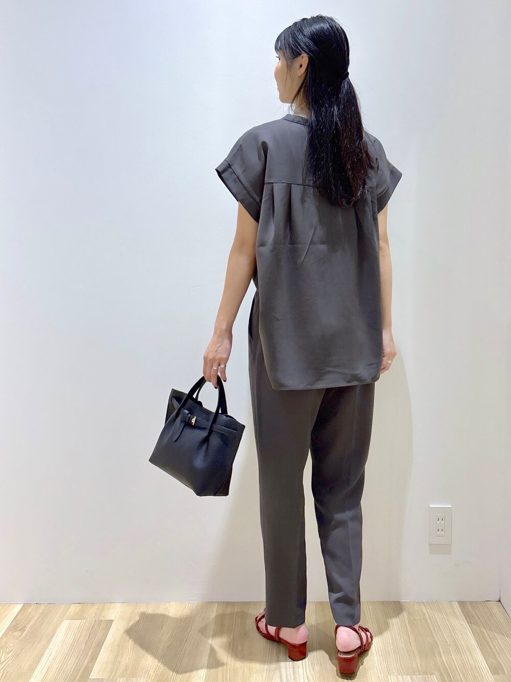 グレー系のその他パンツ、ブラック系のトートバッグ、レッド系のサンダルを着用したレディースの夏コーディネートの4枚目の写真