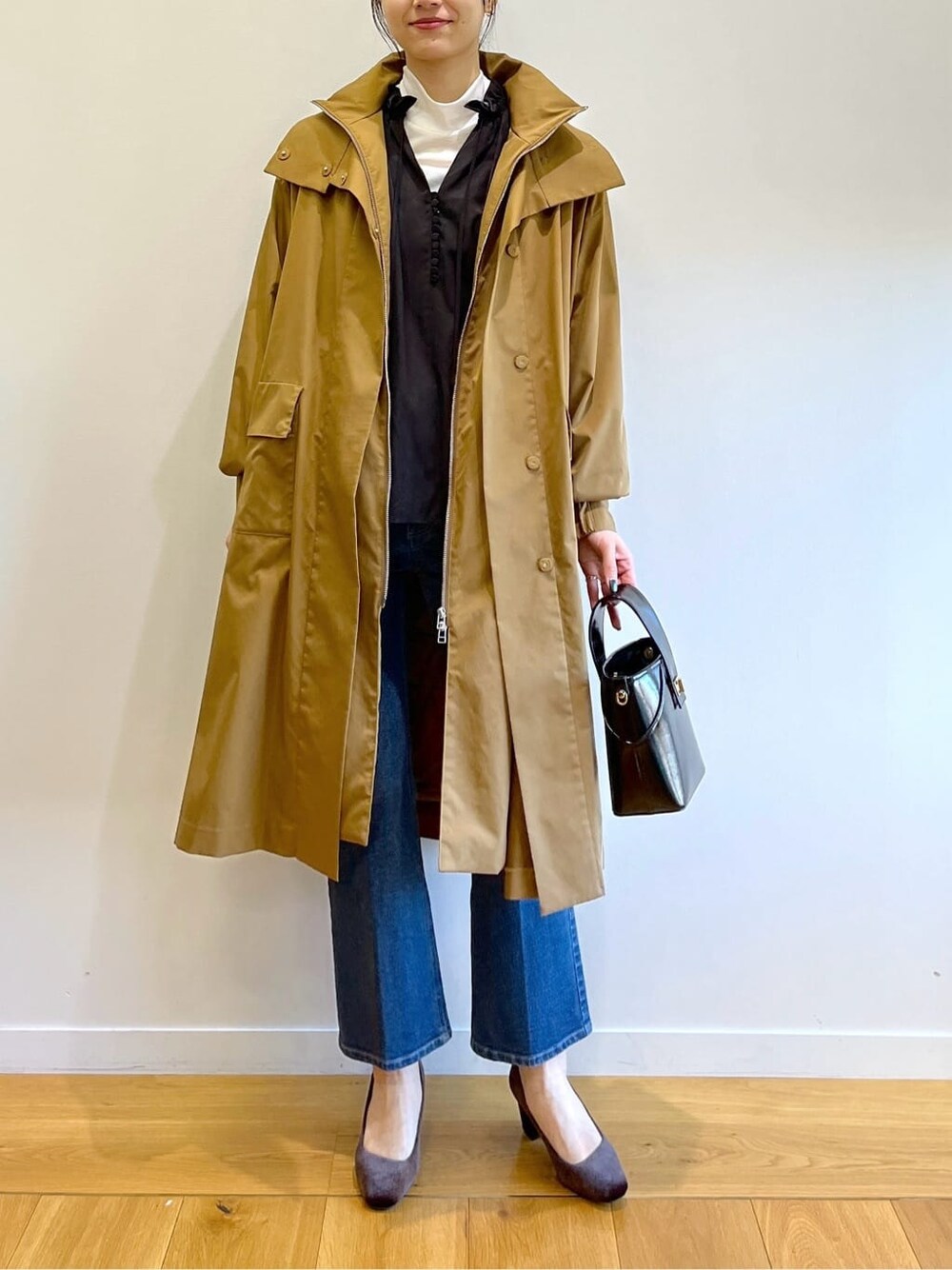 ブラック系のシャツ/ブラウス、ブルー系のデニムパンツ、グレー系のショルダーバッグを着用したレディースの冬コーディネートの8枚目の写真