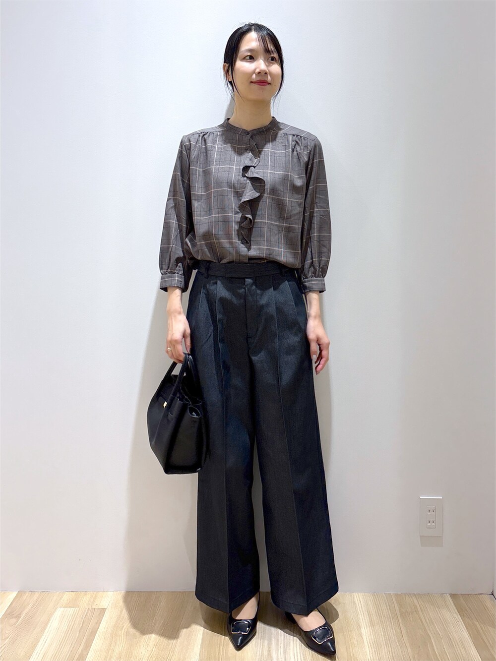 グレー系のシャツ/ブラウス、ブラック系のその他パンツ、ブラック系のトートバッグを着用したレディースの秋コーディネートの10枚目の写真