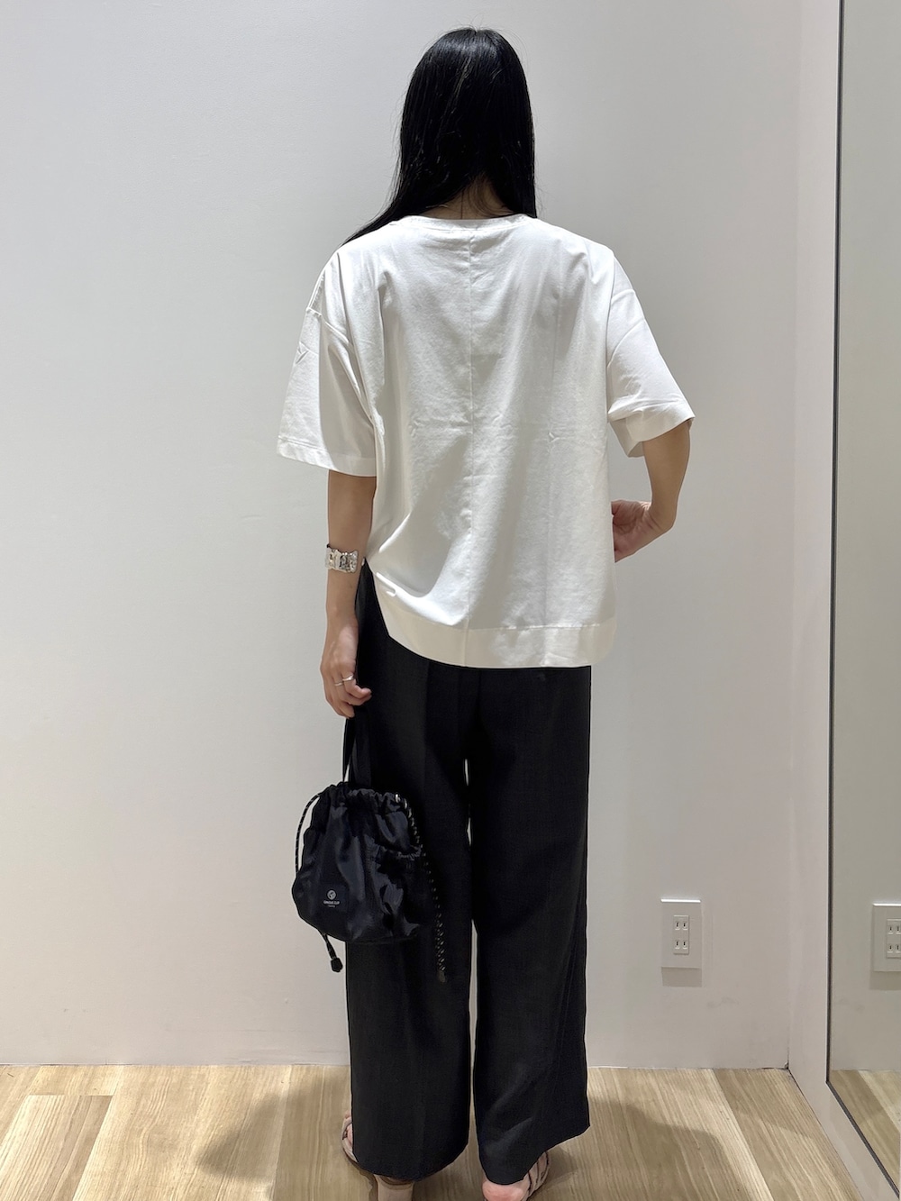 ホワイト系のTシャツ/カットソー、グレー系のその他パンツ、ブラック系のショルダーバッグを着用したレディースの夏コーディネートの3枚目の写真