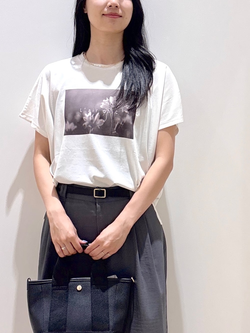 ホワイト系のTシャツ/カットソー、グレー系のその他パンツ、ブラック系のトートバッグを着用したレディースの夏コーディネートの6枚目の写真