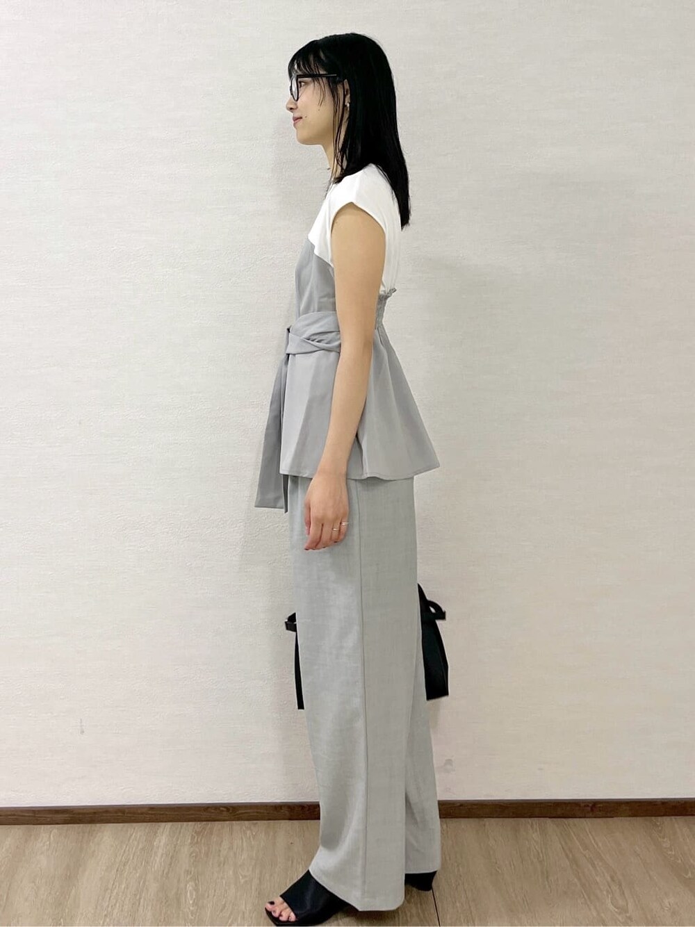 グレー系のTシャツ/カットソー、グレー系のその他パンツ、ブラック系のボストンバッグを着用したレディースの夏コーディネートの2枚目の写真