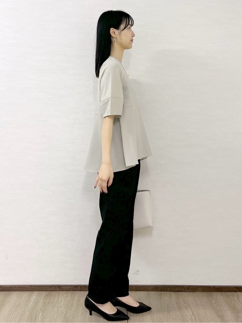 ベージュ系のシャツ/ブラウス、ブラック系のその他パンツ、ベージュ系のトートバッグを着用したレディースの春コーディネートの3枚目の写真