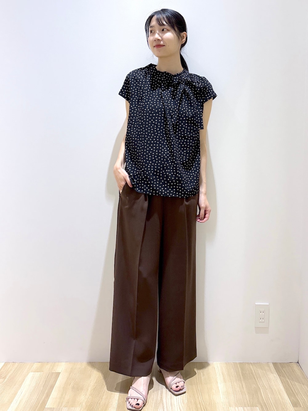 ブラック系のシャツ/ブラウス、ブラウン系のその他パンツ、ベージュ系のサンダルを着用したレディースの夏コーディネートの2枚目の写真