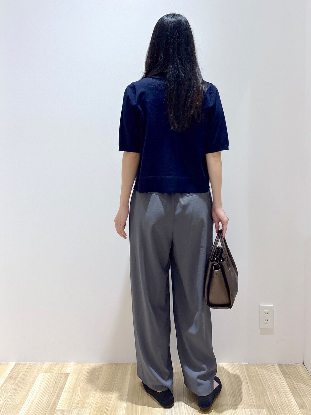 ブルー系のカーディガン/ボレロ、ホワイト系のタンクトップ、グレー系のその他パンツを着用したレディースの夏コーディネートの4枚目の写真