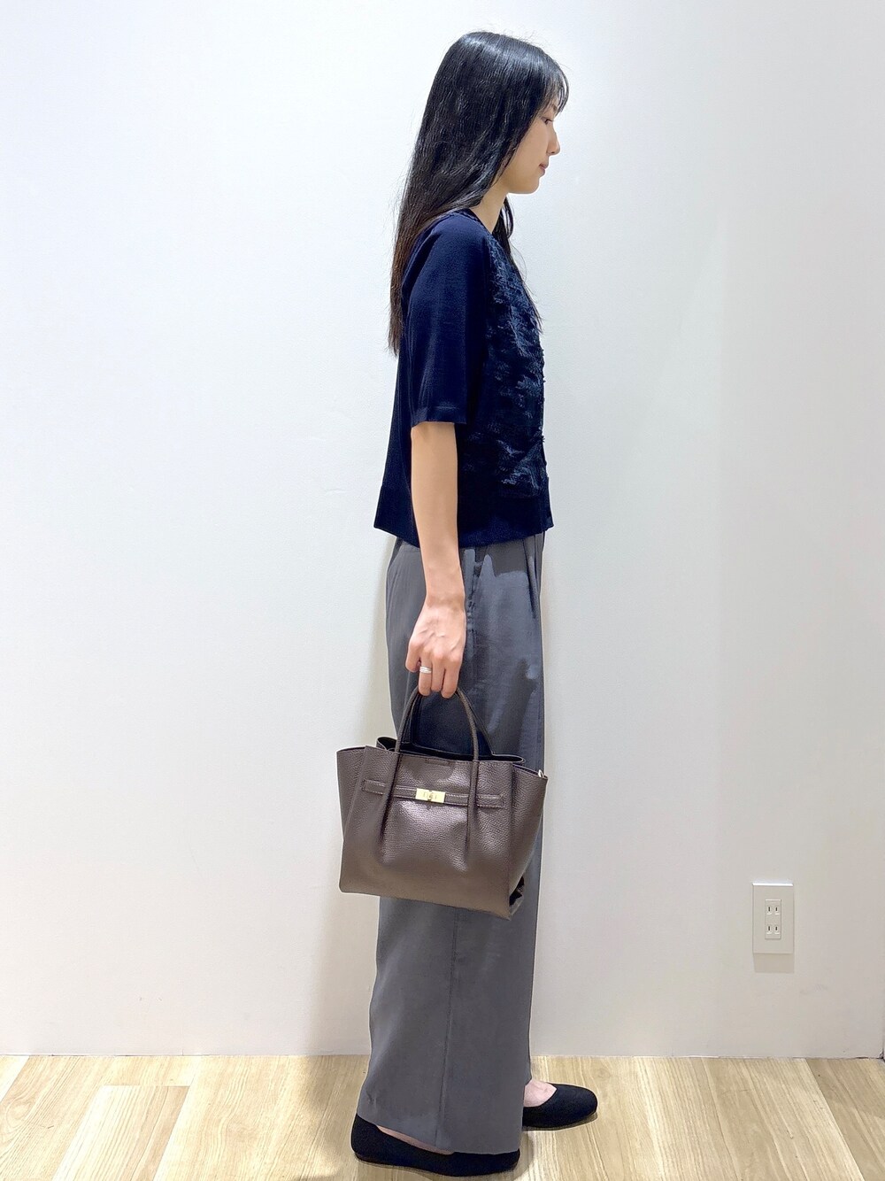 ブルー系のカーディガン/ボレロ、ホワイト系のタンクトップ、グレー系のその他パンツを着用したレディースの夏コーディネートの5枚目の写真