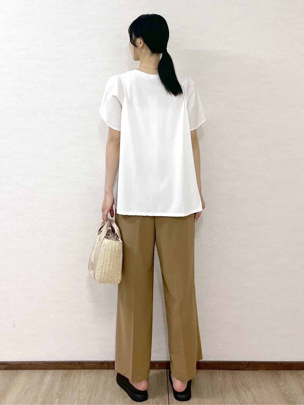 ホワイト系のTシャツ/カットソー、イエロー系のその他パンツ、ゴールド系のショルダーバッグを着用したレディースの夏コーディネートの5枚目の写真