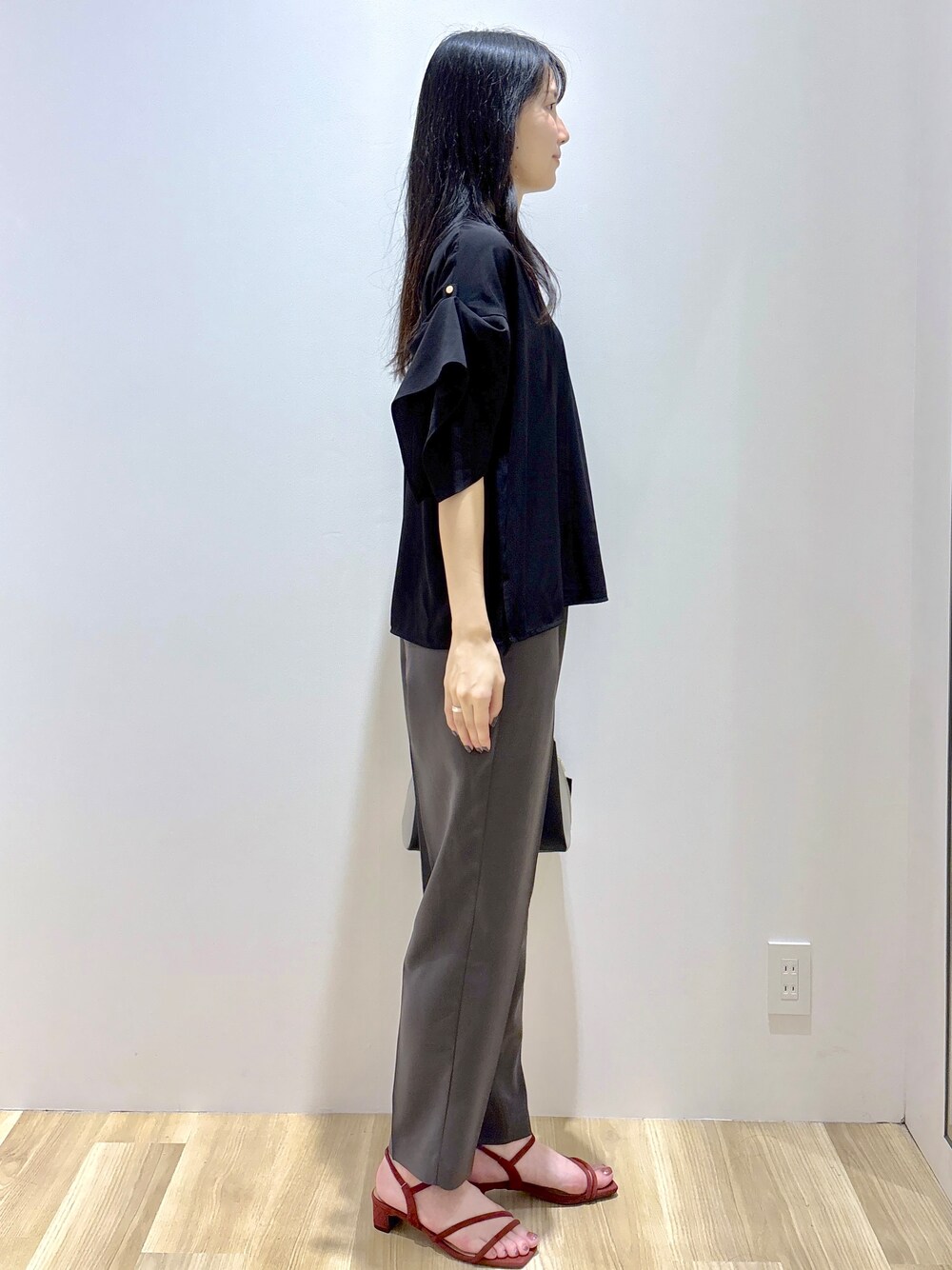ブラック系のシャツ/ブラウス、グレー系のその他パンツ、ブラック系のショルダーバッグを着用したレディースの夏コーディネートの5枚目の写真