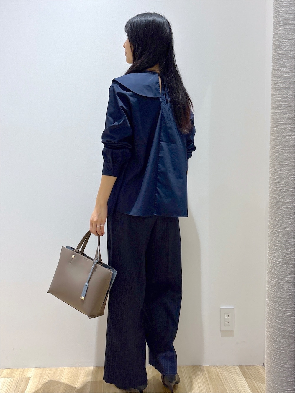 ブルー系のシャツ/ブラウス、ブルー系のその他パンツ、ブラウン系のトートバッグを着用したレディースの秋コーディネートの4枚目の写真