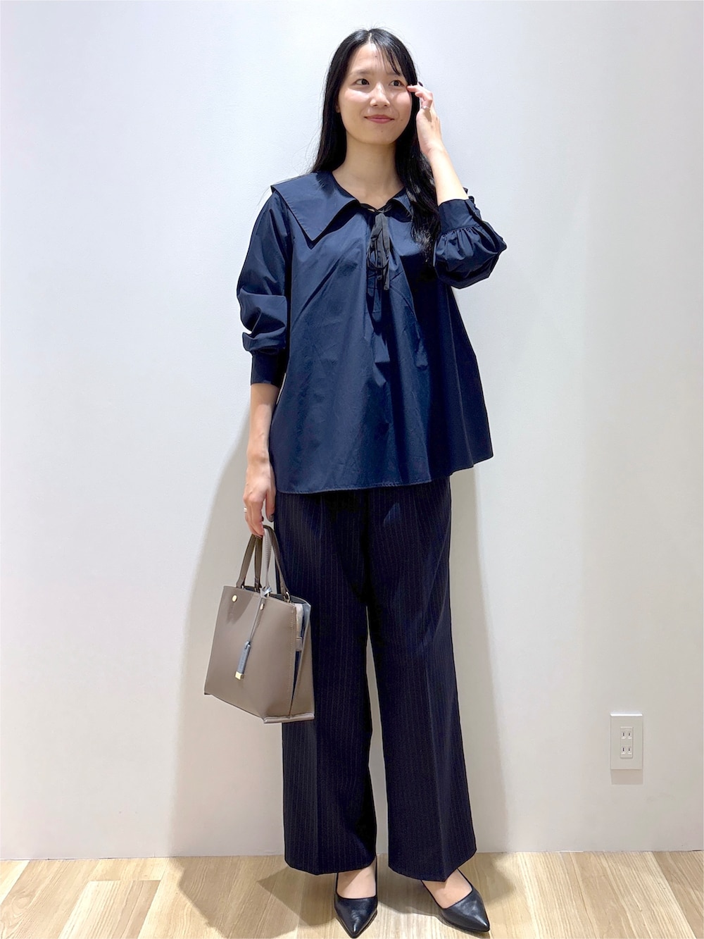 ブルー系のシャツ/ブラウス、ブルー系のその他パンツ、ブラウン系のトートバッグを着用したレディースの秋コーディネートの2枚目の写真