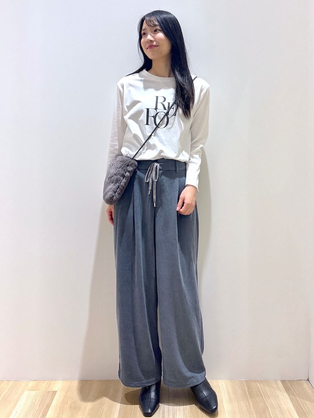 ブラック系のカーディガン/ボレロ、ホワイト系のTシャツ/カットソー、ブルー系のその他パンツを着用したレディースの秋コーディネートの9枚目の写真