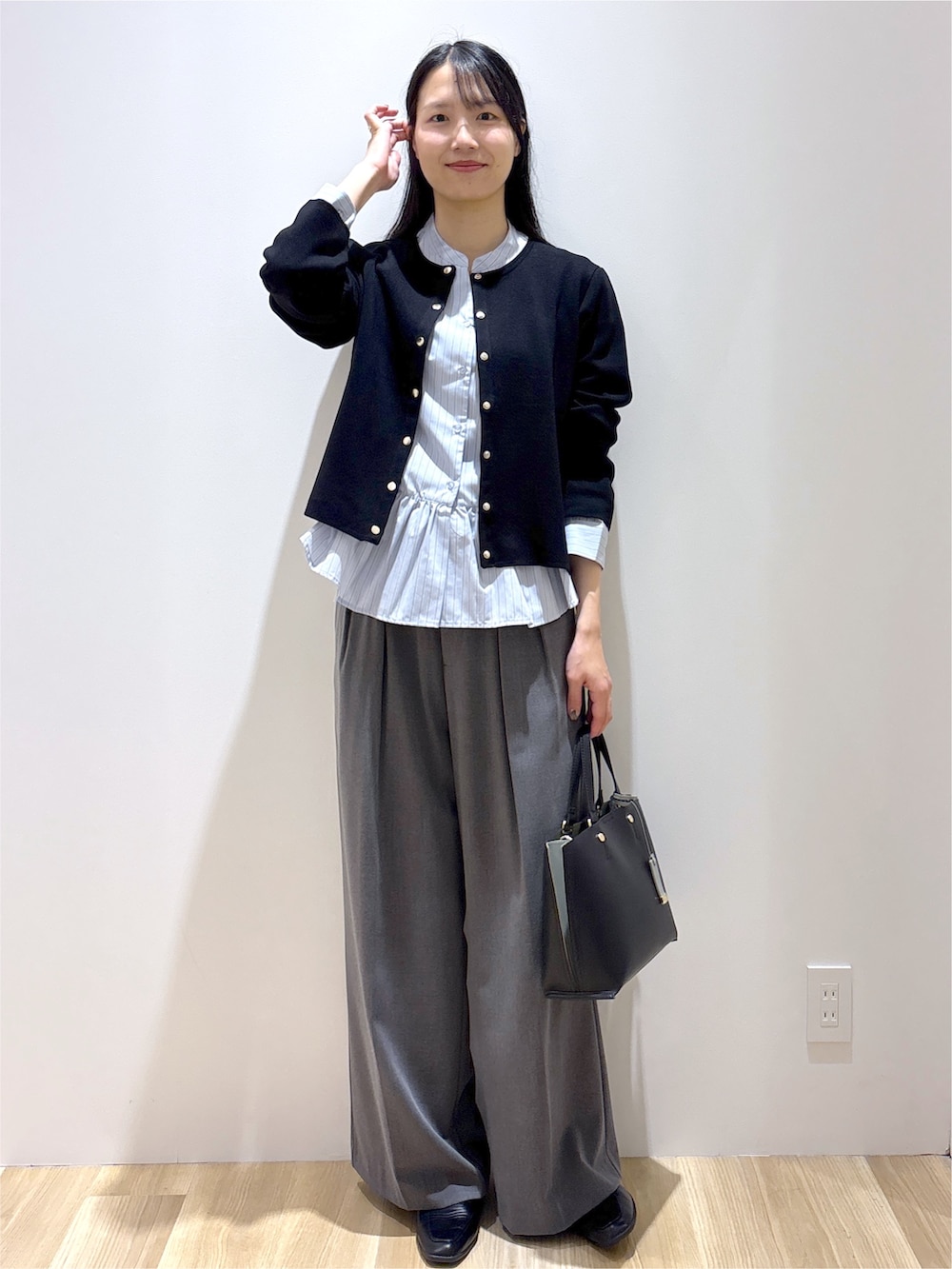ブラック系のカーディガン/ボレロ、ブルー系のシャツ/ブラウス、グレー系のその他パンツを着用したレディースの秋コーディネートの10枚目の写真