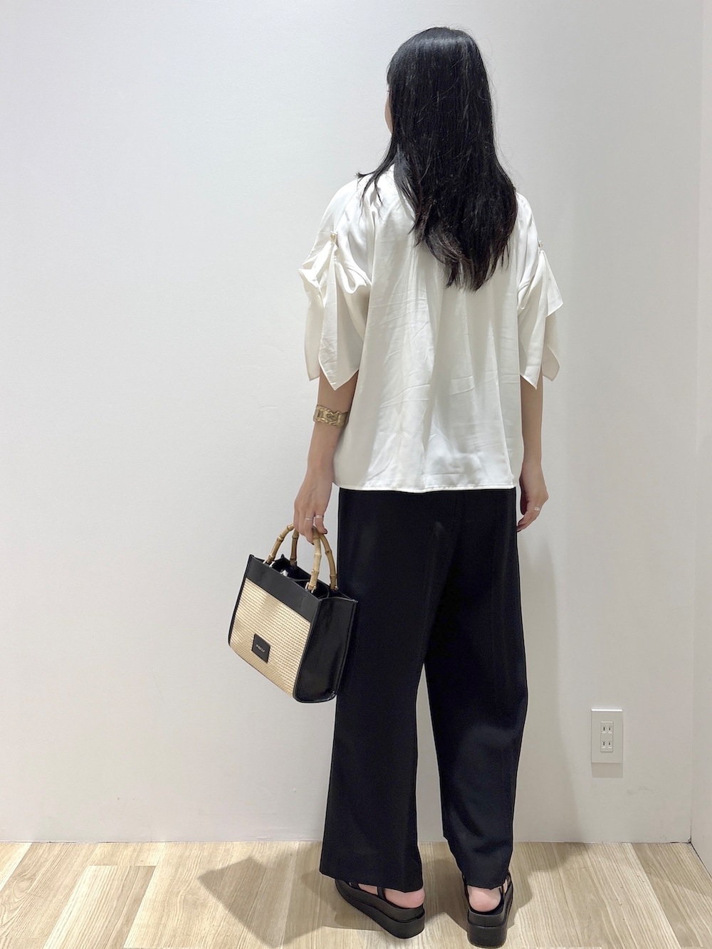 ホワイト系のシャツ/ブラウス、ブラック系のその他パンツ、ブラック系のトートバッグを着用したレディースの夏コーディネートの4枚目の写真