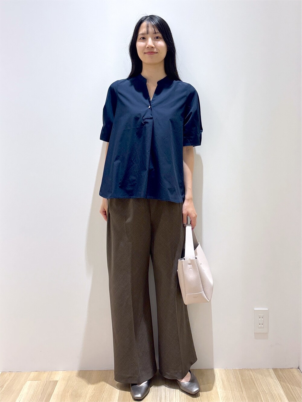 ブルー系のシャツ/ブラウス、ブラウン系のその他パンツ、グレー系のトートバッグを着用したレディースの夏コーディネートの2枚目の写真
