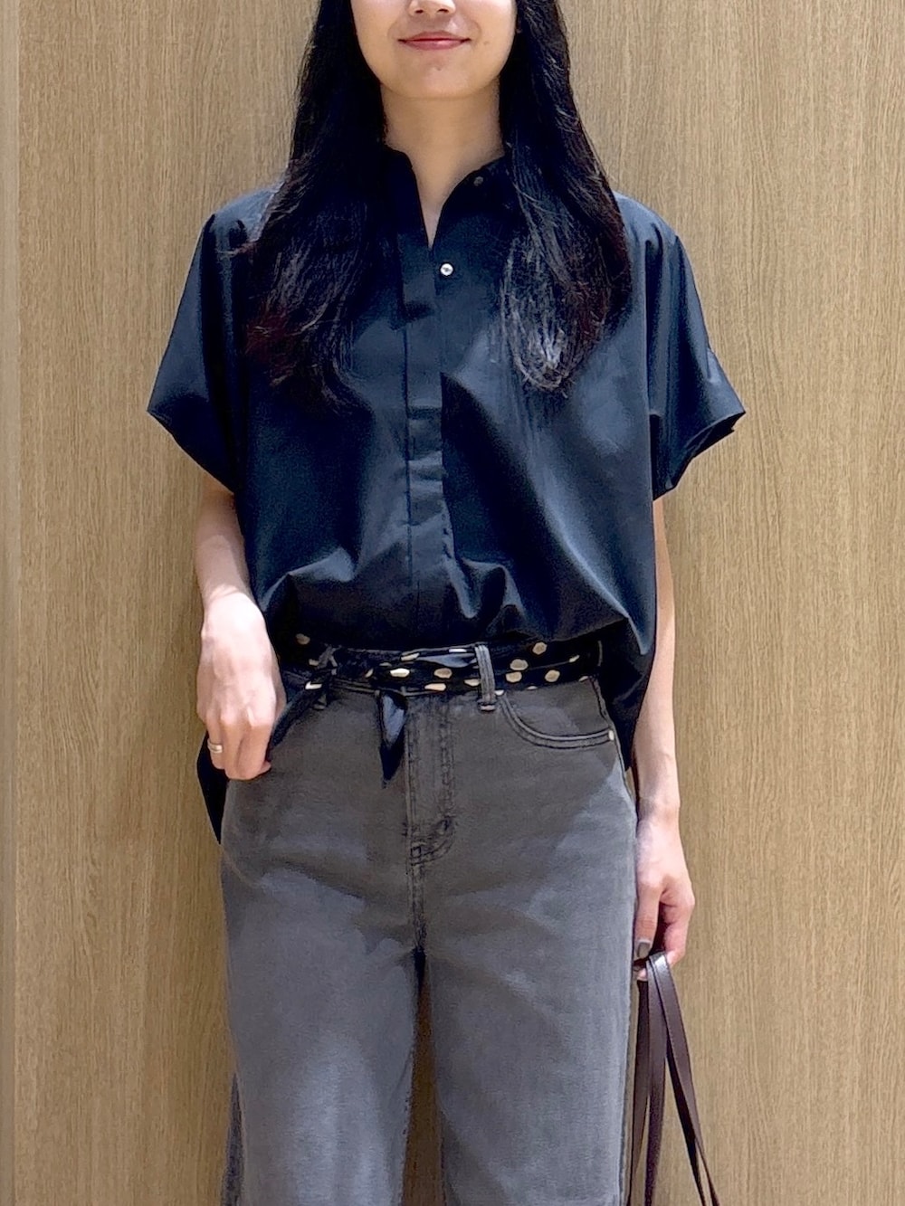 ブラック系のシャツ/ブラウス、ブラック系のサンダル、レッド系のボストンバッグを着用したレディースの夏コーディネートの6枚目の写真