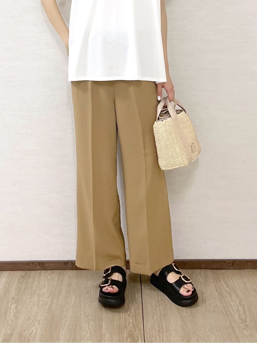 ホワイト系のTシャツ/カットソー、イエロー系のその他パンツ、ゴールド系のショルダーバッグを着用したレディースの夏コーディネートの8枚目の写真