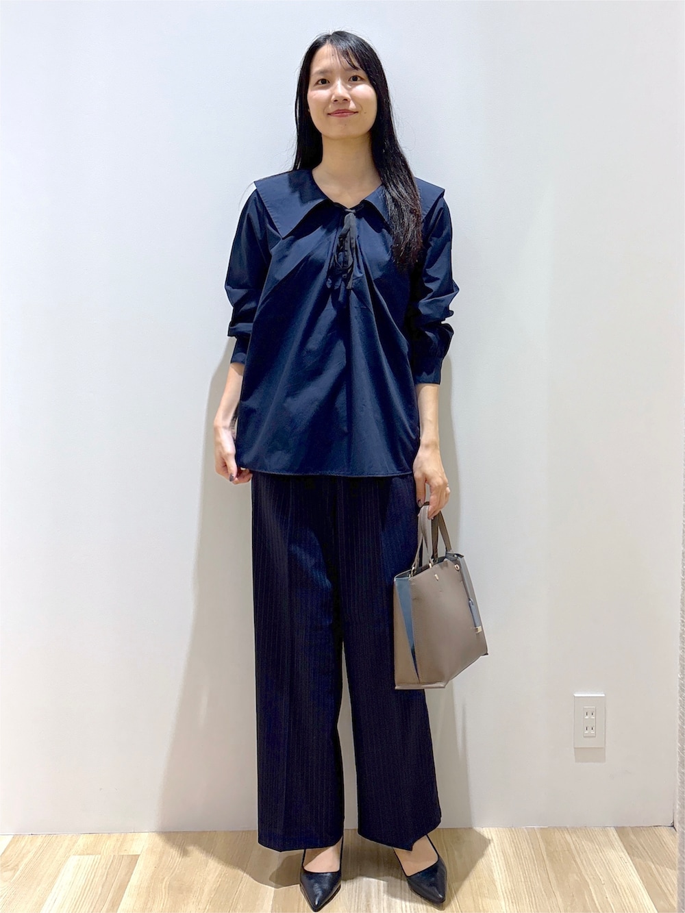 ブルー系のシャツ/ブラウス、ブルー系のその他パンツ、ブラウン系のトートバッグを着用したレディースの秋コーディネートの8枚目の写真