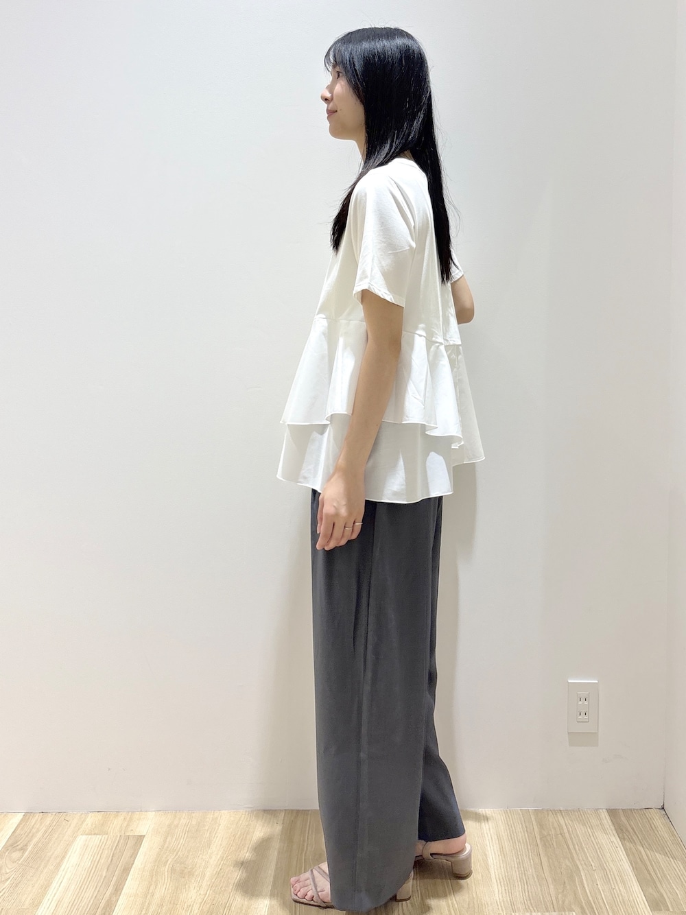 ホワイト系のTシャツ/カットソー、グレー系のその他パンツ、シルバー系のショルダーバッグを着用したレディースの夏コーディネートの2枚目の写真