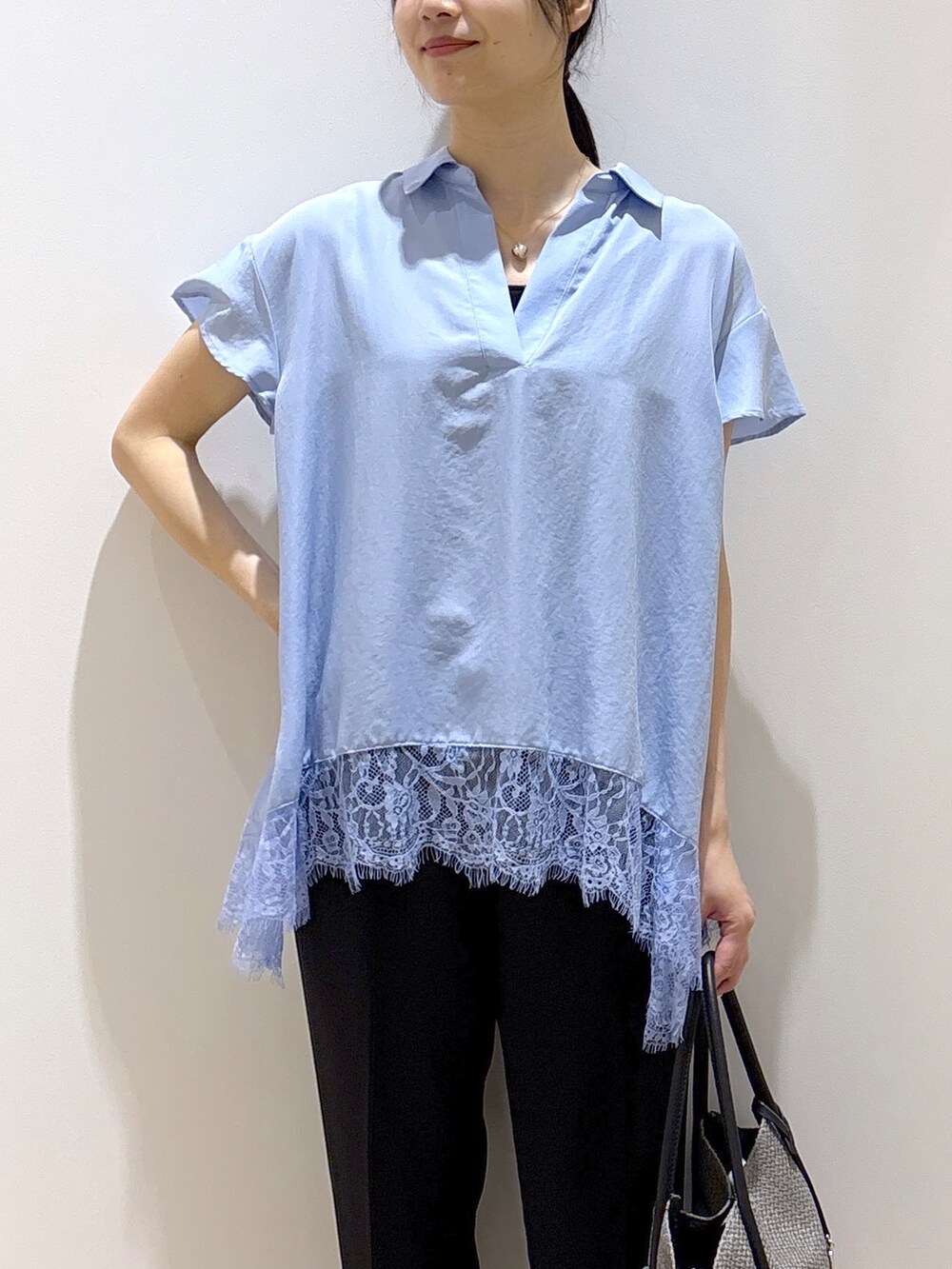 ブルー系のシャツ/ブラウス、ブラック系のその他パンツ、グレー系のトートバッグを着用したレディースの春コーディネートの7枚目の写真