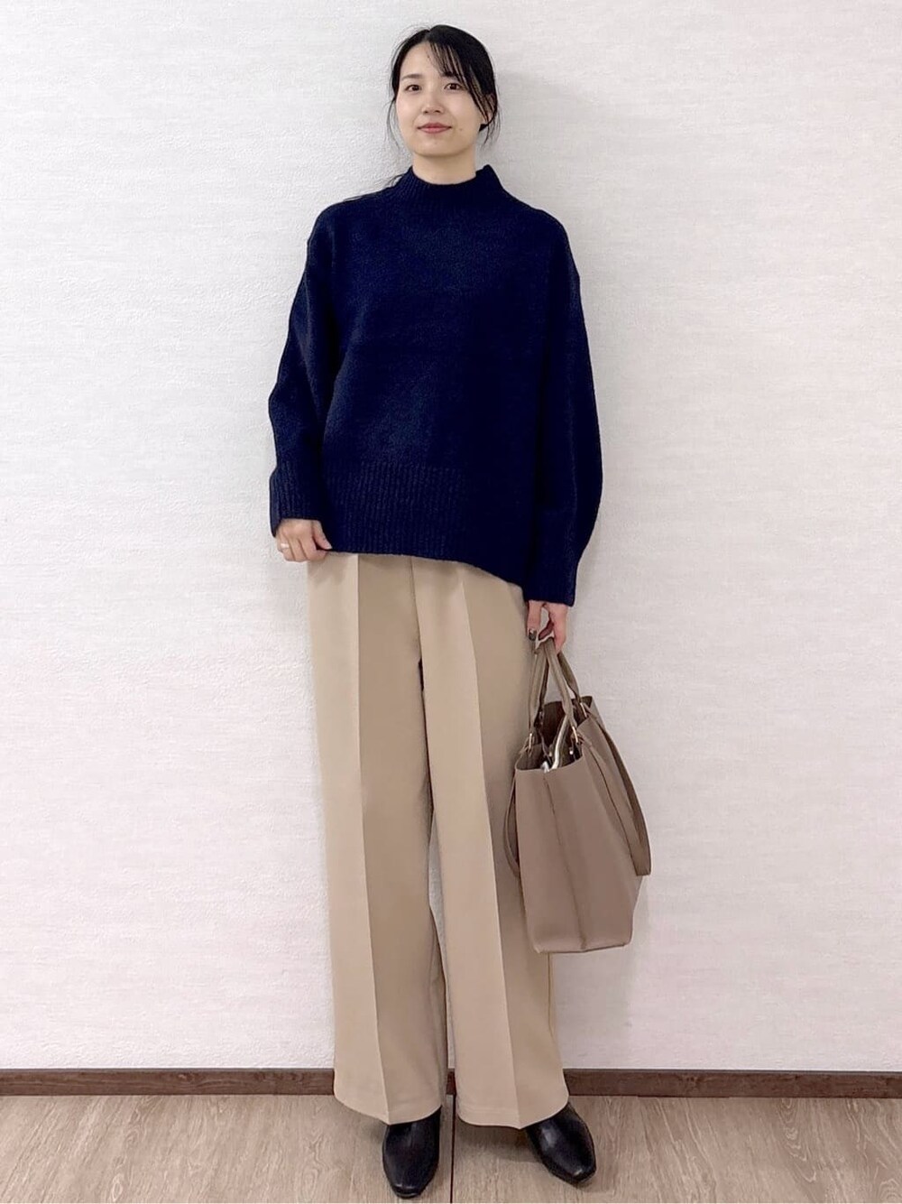 ブルー系のニット/セーター、ベージュ系のその他パンツ、ベージュ系のトートバッグを着用したレディースの冬コーディネートの9枚目の写真