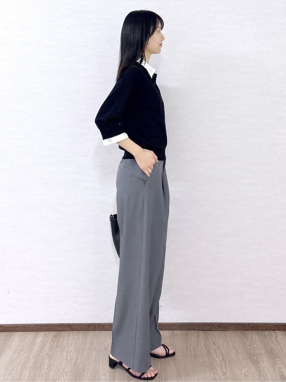 ブラック系のトートバッグ、グレー系のその他パンツ、ブラック系のサンダルを着用したレディースの春コーディネートの5枚目の写真