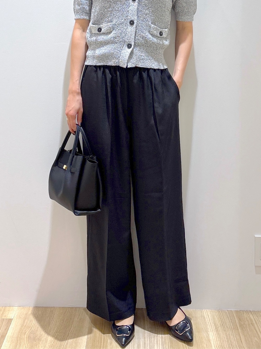 グレー系のカーディガン/ボレロ、ブラック系のその他パンツ、ブラック系のトートバッグを着用したレディースの秋コーディネートの7枚目の写真